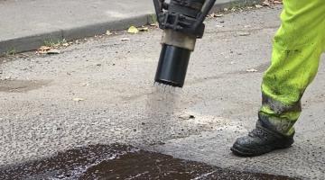 Spray injection pothole filling machine